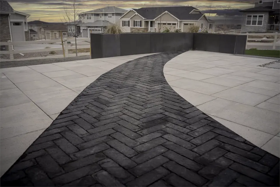 Herringbone band through the terrace